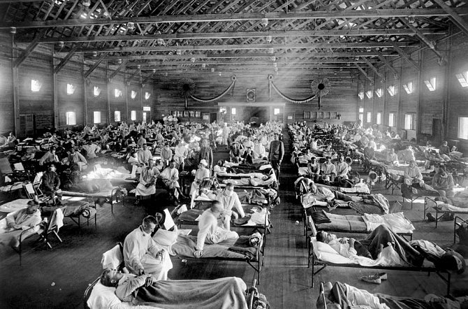 Nemocnice v době španělské chřipky.  Historická fotografie.