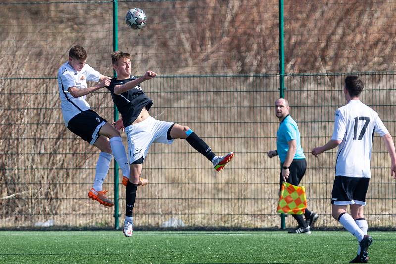 Fotbalové utkání 15. kola Moravskoslezské divize - skupiny D mezi FC Slovan Havlíčkův Brod (v bílých dresech) a FC Žďas Žďár nad Sázavou.