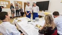Obchodní akademie a Hotelová škola v Havlíčkově Brodě ve středu pořádala středoškolskou kuchařskou soutěž. Svůj kulinářský um a fantazii tam při přípravě pokrmů z kozího sýra a pstruha předvedlo deset soutěžních týmů. 