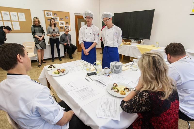 Obchodní akademie a Hotelová škola v Havlíčkově Brodě ve středu pořádala středoškolskou kuchařskou soutěž. Svůj kulinářský um a fantazii tam při přípravě pokrmů z kozího sýra a pstruha předvedlo deset soutěžních týmů. 