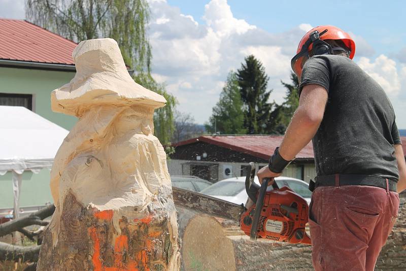 Motorovka a umění. Ve Štokách se o víkendu konalo největší setkání řezbářů s motorovou pilou v České republice.