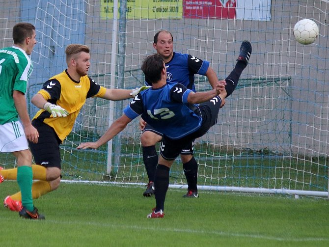 Fotbalisté Přibyslavi (v modrém) vedli nad favorizovaným Ždírcem gólem Žily, ale nakonec se u Žižkovy mohyly radoval ždírecký Tatran po výhře 3:1. 