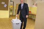 Jan Tecl vhazuje lístek do volební urny.