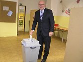 Jan Tecl vhazuje lístek do volební urny.