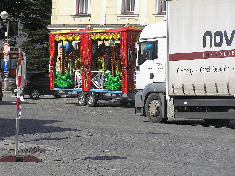 Majitelé atrakcí obsazují centrum Přibyslavi už od pondělí.