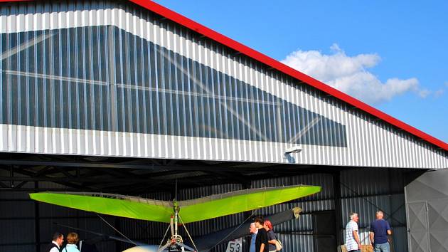 Na letišti v Havlíčkově Brodě byl v sobotu slavnostně otevřen nový hangár. 