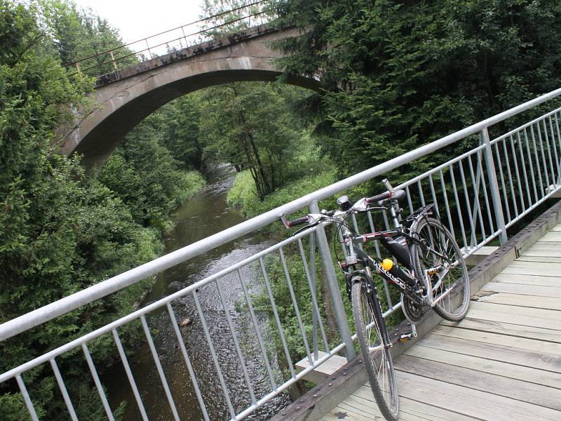 Čilý letní a dovolenkový ruch vládl ve středu na devět kilometrů dlouhé cyklostezce mezi Přibyslaví a Sázavou.