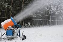 Pokud podmínky dovolí, mělo by se od úterý 23. ledna lyžovat také na Kadlečáku u Světlé nad Sázavou.