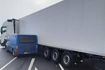 Na obchvatu Golčova Jeníkova došlo krátce před půl desátou ke střetu dodávky s nákladním vozidlem.