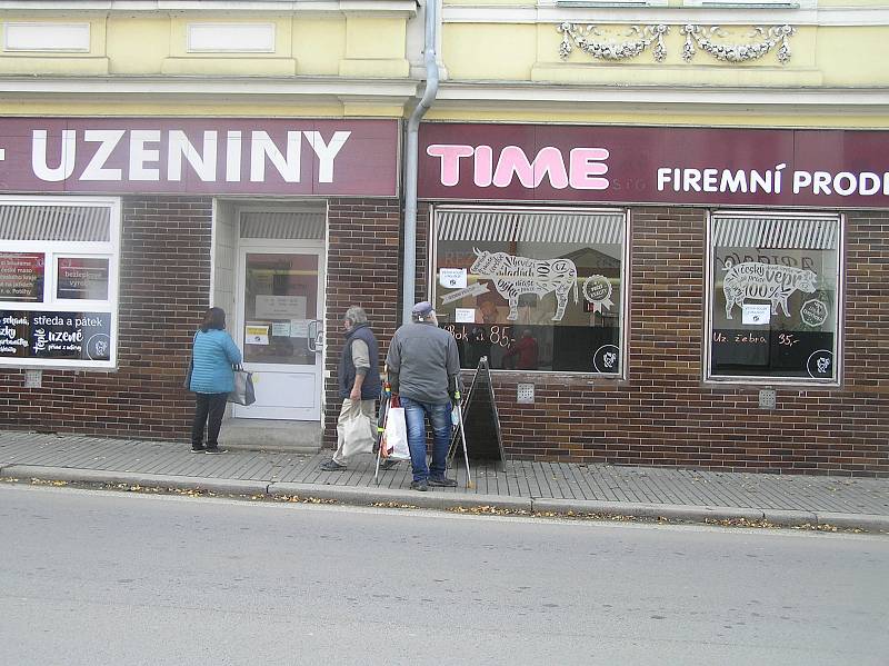 Před obchody na Havlíčkobrodsku se tvoří fronty, výlohy mají výstražné cedule.