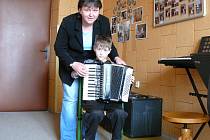 Na snímku vyučuje sedmiletého Davida Kruntoráda, který se učí na akordeon dva měsíce. Pod rukama své učitelky tichý chlapec roztává a pohotově hraje své první písničky. 