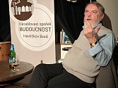 Teolog, elektrikář, mluvčí Charty 77, zpravodajec a nyní důchodce Jan Kozlík byl hostem sobotní besedy v kavárně U notáře. 