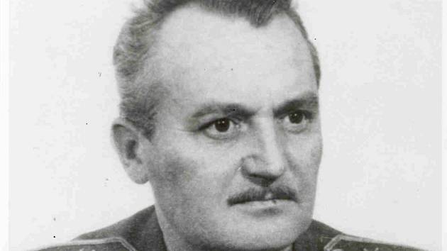 Vladimír Chadalík v osmašedesátém riskoval svůj život a i přes zákaz letěl za hranice pro záchranu. Uznání se však dočkal až po své smrti v roce 1992. Jako jeden z prvních dostal tzv. Rehabilitační list. 