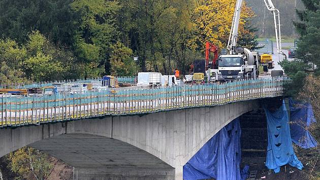 Rekonstrukce se kvůli počasí protáhla, ale od této středy je most již znovu průjezdný.