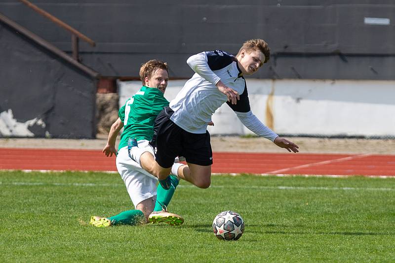 Fotbalové utkání mezi FC Slovan Havlíčkův Brod (v černobílém) a Tatran Ždírec nad Doubravou (v zelených dresech).