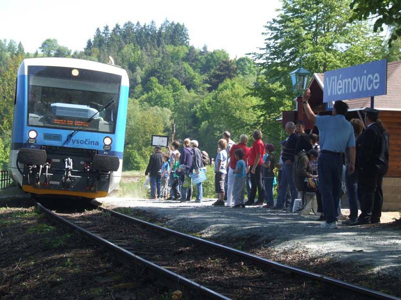 Před sto lety zastavil první vlak v zastávce Vilémovice.