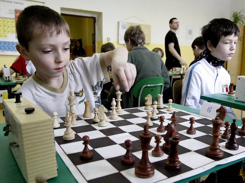 Téměř jako na turnaji Kasparova s Karpovem to vypadalo na Velké ceně ZŠ Lipnice nad Sázavou v šachu. Již po třinácté se sjeli nejlepší šachisté ze všech škol v okrese, aby se v budově lipnické školy utkali o putovní pohár.