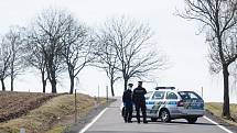 Kvůli nákaze koronavirem policie 16. března uzavřela příjezdové cesty do Kynic na Havlíčkobrodsku.