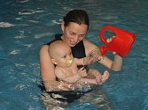 Jana Tvrdíková při plavání s dětmi.
