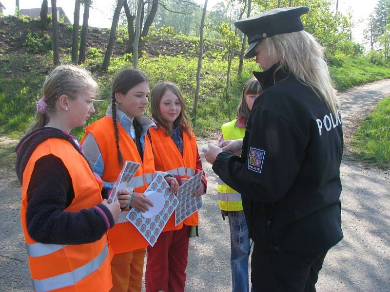 Děti ze čtvrtého a pátého ročníku přibyslavské základní školy rozdávaly ve čtvrtek řidičům veselé, nebo naopak smutné a velmi zamračené „smajlíky“.