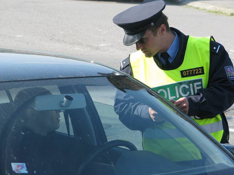 Děti ze čtvrtého a pátého ročníku přibyslavské základní školy rozdávaly ve čtvrtek řidičům veselé, nebo naopak smutné a velmi zamračené „smajlíky“.