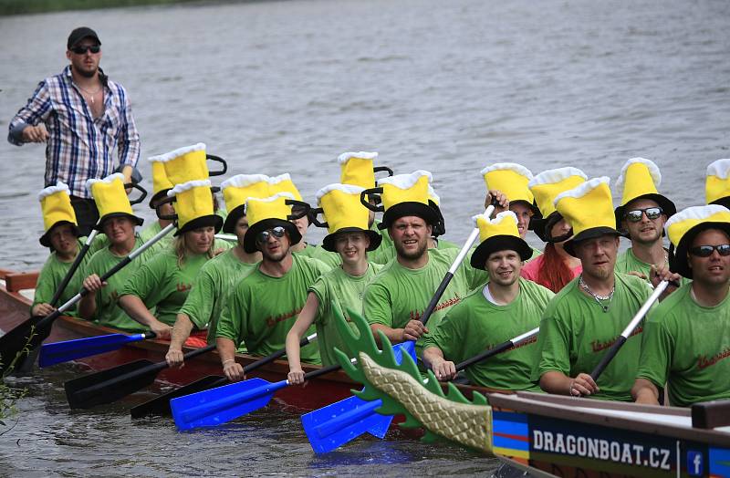 Závody dračích lodí na rybníku Řeka