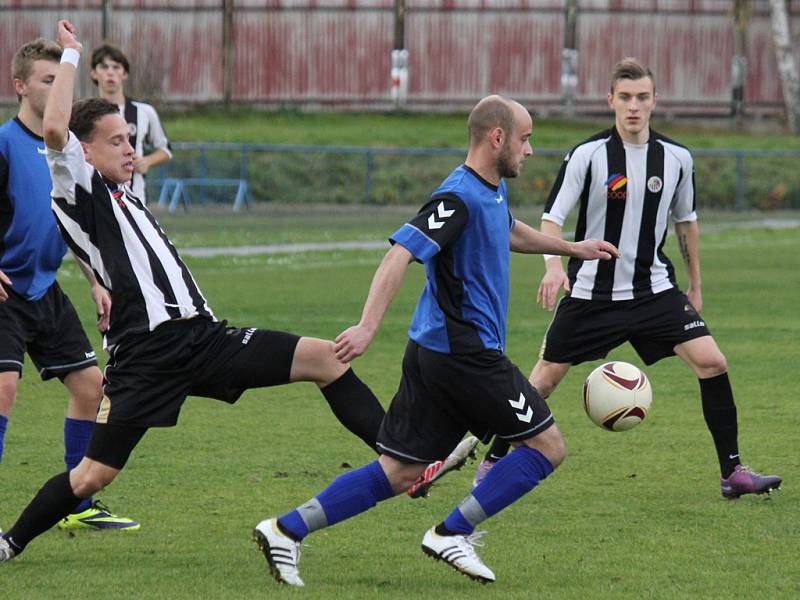Brodský záložník Matěj Vopršal (uprostřed) se proti Žirovnici dvakrát střelecky prosadil, ale pokutový kop zahrál špatně.  Nakonec Slovan vyhrál 4:2. 