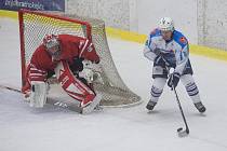 Hokejisté HC Světlá nad Sázavou (na archivním snímku v bílém) se po výhře v Chotěboři vrátili na vedoucí příčku krajské ligy.