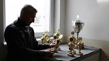 Ředitel havlíčkobrodké nemocnice David Rezničenko s poháry pro vítěze