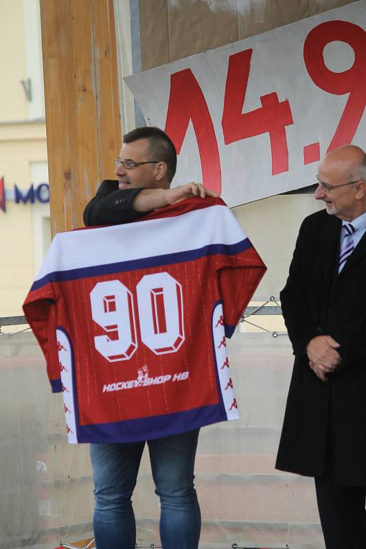 Devadesátku letos budou mít na dresu havlíčkobrodští hokejisté k 90. výročí založení klubu. Dres pokřtily legendy brodského hokeje Jan Suchý a Jiří Holík.