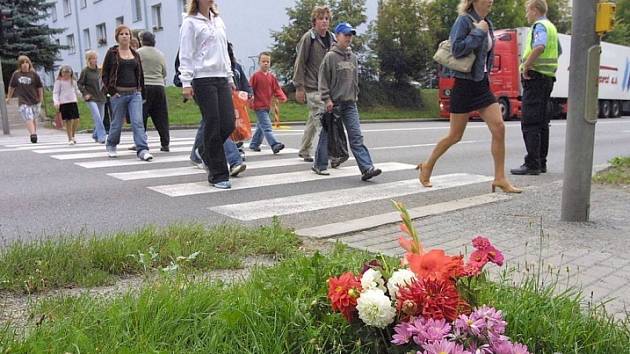 Obávaný přechod. Betonový ostrůvek, kamerový systém, to vše mělo podle slibů radnice fungovat v první školní den.