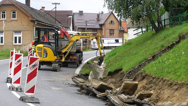 V Dobré u Přibyslavi začala před dvěma dny stavba chodníku. Provádí ji firma Eurovia.