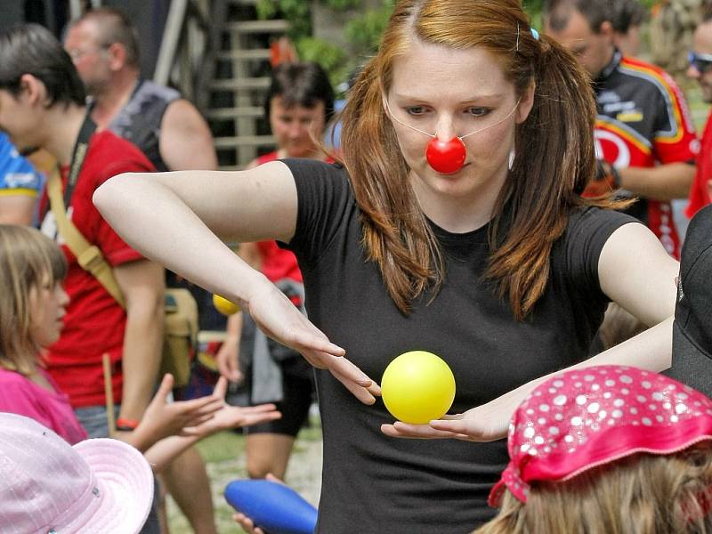 Celodenní program plný pohádek, šermířů a žonglování mohly využít děti z mateřských a prvních stupňů základních škol na lipnickém hradě.