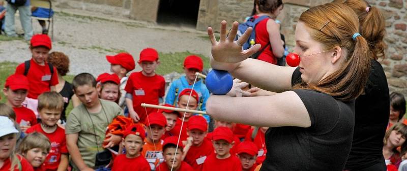 Celodenní program plný pohádek, šermířů a žonglování mohly využít děti z mateřských a prvních stupňů základních škol na lipnickém hradě.