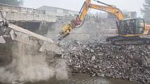 Demolice mostu na silnici I/34 mezi Ždírcem nad Doubravou a Novým Ranskem.