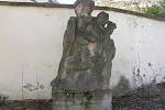Sochu ruského vojáka v parčíku v Přibyslavi by měla nahradit soch matky, ale ta je v hrozném stavu.