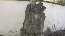 Sochu ruského vojáka v parčíku v Přibyslavi by měla nahradit soch matky, ale ta je v hrozném stavu.