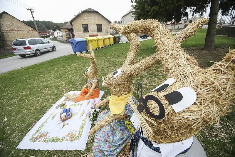 Slámové postavičky a zvířata patří v Cejli na Jihlavsku ke každoroční tradici. Bohužel i letos poznamenal Velikonoce koronavirus.