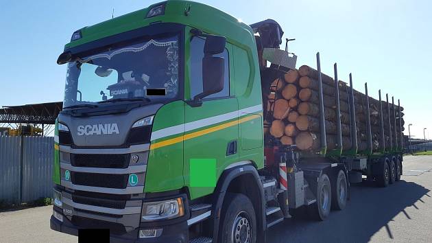 Výrazně přetížený kamion zastavili policisté v úterý devátého srpna u Havlíčkova Brodu.