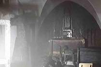Příčinu požáru v chotěbořském kostele hasiči vyšetřují.