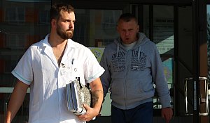 Vlastislav Růžička (vpravo) odchází od Okresního soudu v Havlíčkově Brodě v doprovodu ošetřovatele.