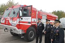 Zasloužilí hasiči si prohlédli zázemí profesionálních hasičů ve Světlé nad Sázavou. Zaujala je i nová Tatra, kterou jim přijeli ukázat hasiči z Ledče nad Sázavou. 