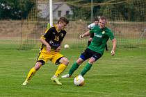 Vydařený start do sezony letos zažívají fotbalisté Chotěboře (ve žluto-černém). Po čtyřech kolech jsou s deseti body na třetím místě tabulky krajského přeboru.