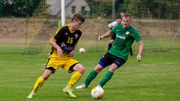 Vydařený start do sezony letos zažívají fotbalisté Chotěboře (ve žluto-černém). Po čtyřech kolech jsou s deseti body na třetím místě tabulky krajského přeboru.