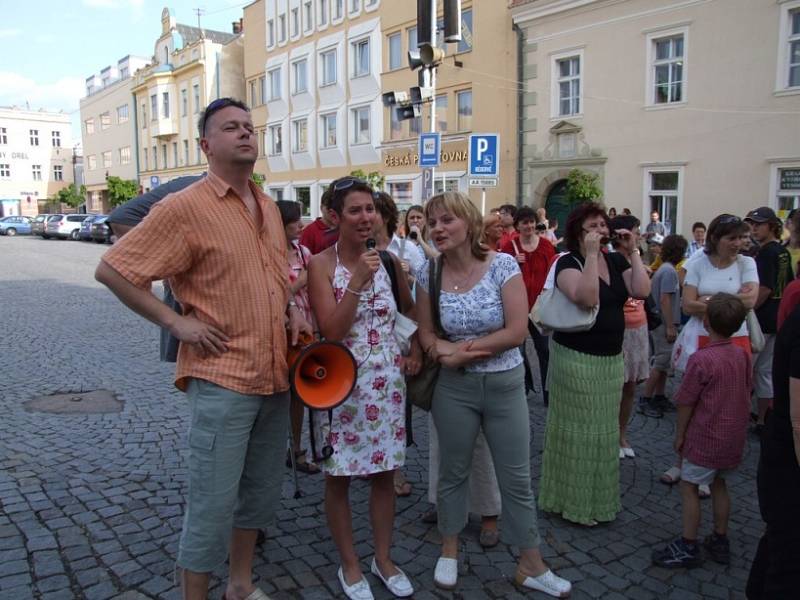 Demonstrace na náměstí. Rodiče protestující proti sloučení či zrušení školy o sobě dali v pondělí 21. května vědět na náměstí.