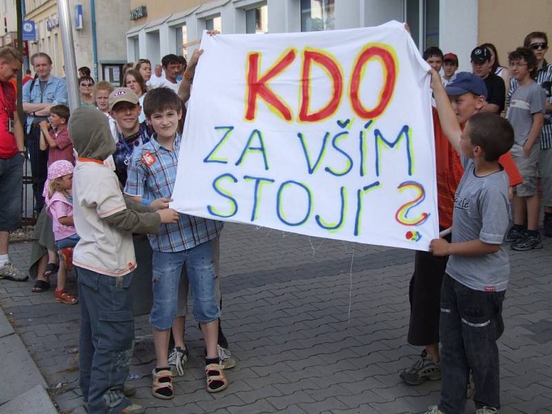 Demonstrace na náměstí. Rodiče protestující proti sloučení či zrušení školy o sobě dali v pondělí 21. května vědět na náměstí.