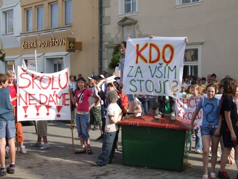 Demonstrace na náměstí. Rodiče protestující proti sloučení či zrušení školy o sobě dali v pondělí 21. května vědět na náměstí.