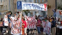 Demonstrace na náměstí. Rodiče protestující proti sloučení či zrušení školy o sobě dali v pondělí 21. května vědět na náměstí.