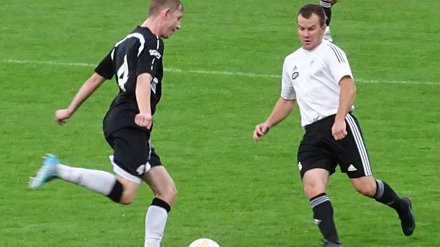 Zatímco v minulé sezoně se fotbalisté Havlíčkova Brodu (v černých dresech) i Bystřice nad Pernštejnem v divizi pohybovali v klidném středu, letos je vše jinak.