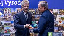 Jednatel společnosti Stora Enso Wood Products s.r.o. František Vícha (vpravo) přebírá cenu Kraje Vysočina za společenskou odpovědnost.